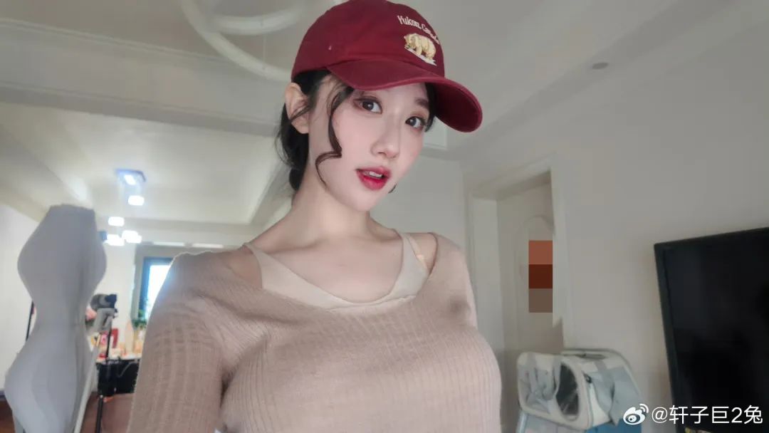 网友买了轩子巨2兔的原味丝袜要求售后,轩子称自己不卖那玩意儿,被骗还要自己背锅,不知道买的那个抠脚大汉的!