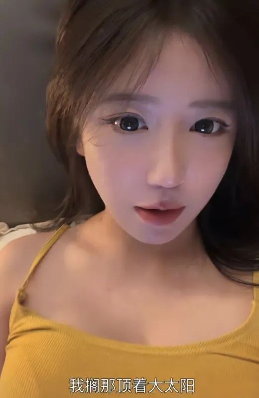 呆妹儿晒泳装照，网友称其没边硬擦，呆妹儿回应：全身都黑了只剩PG白的！