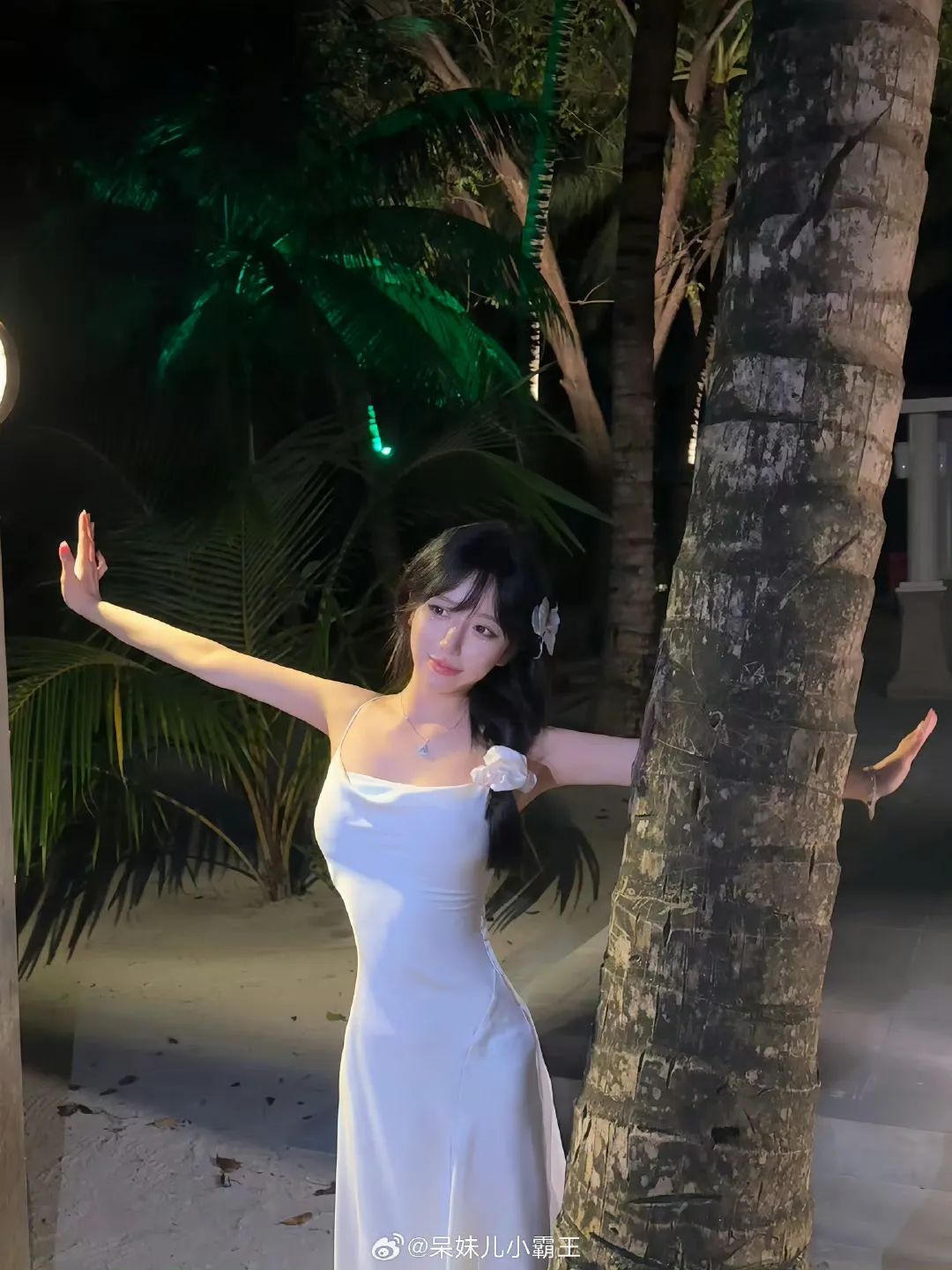 呆妹儿晒泳装照，网友称其没边硬擦，呆妹儿回应：全身都黑了只剩PG白的！