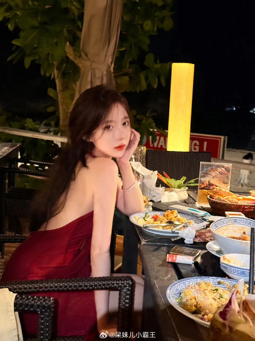 呆妹儿晒泳装照，网友称其没边硬擦，呆妹儿回应：全身都黑了只剩PG白的！