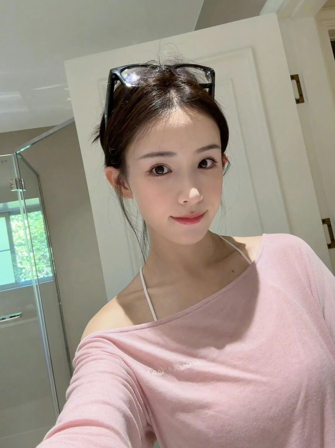 斗鱼歌姬周二珂曝自己要去韩国整容,网友问其项目,其回应:反正不是不协调的大项目!