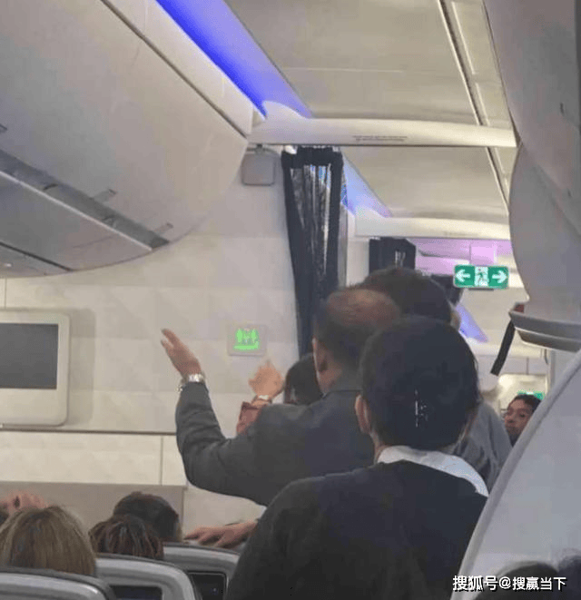 华人大爷大闹航班致紧急改降 妻:中国服务更好