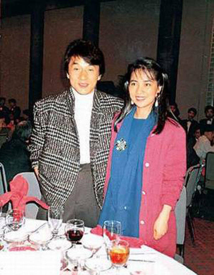 吴绮莉曝成龙拒认女儿内幕:无人要求亲子鉴定