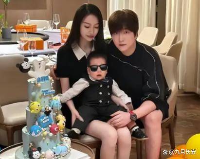 白冰税务问题与感情传闻:人设变化,前合作人爆聊天记录