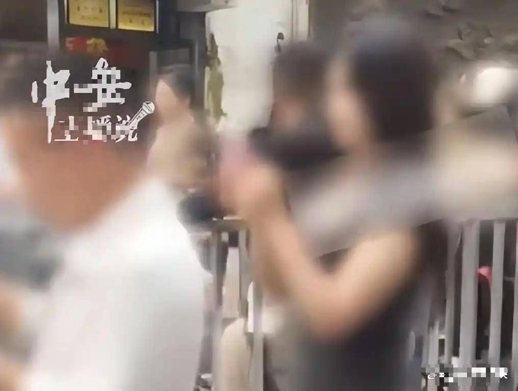 湖南两女铁笼摆拍事件:相关人员已处理