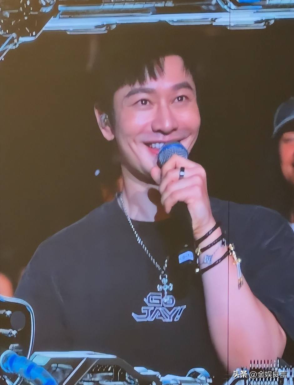 黄晓明夸昆凌双标翻车,网友怒批:忘了杨颖的顶配付出