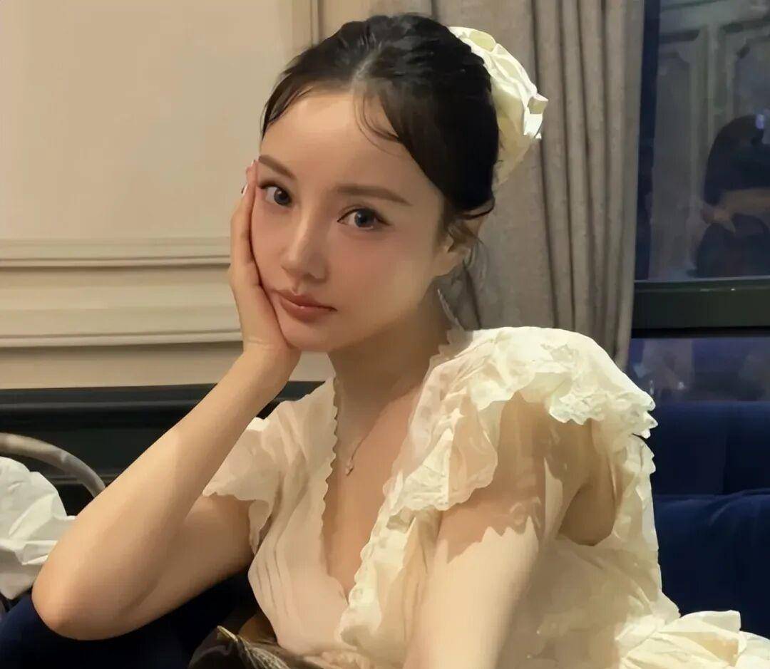 李小璐事件:女儿甜馨承受舆论重压