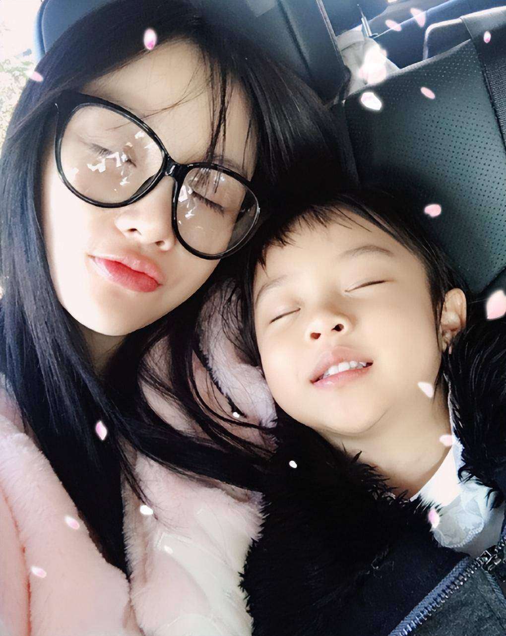 李小璐素颜带娃逛超市：从影后到平凡妈妈的转变