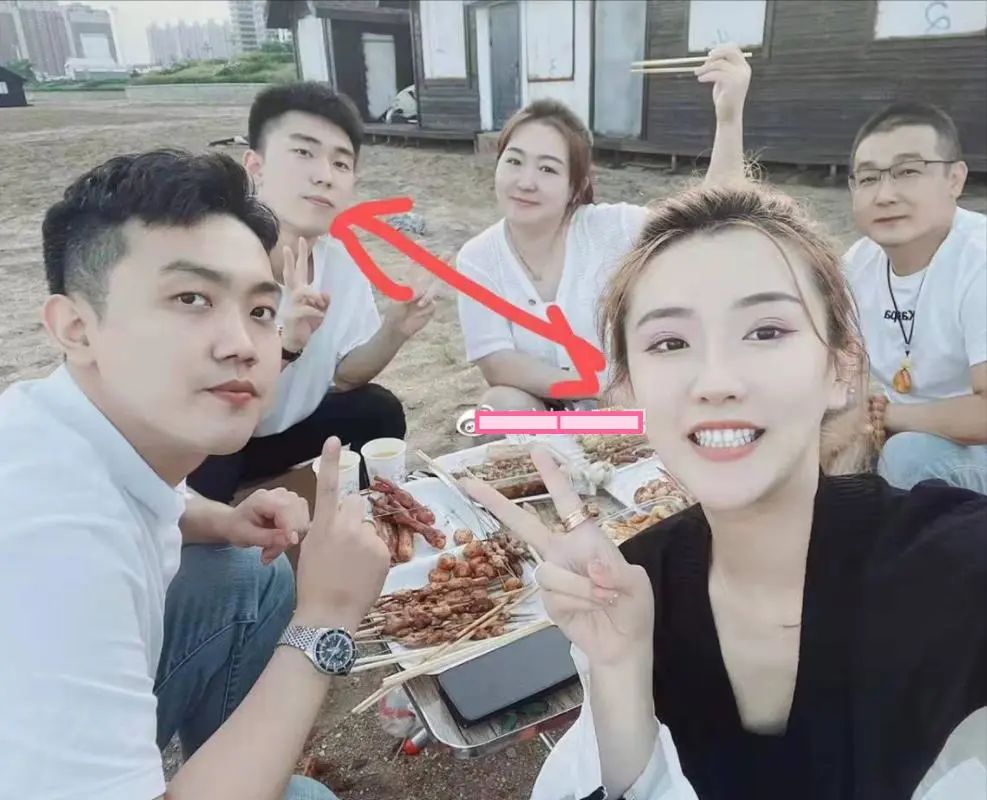 百万女网红家暴反转:出轨堂弟男方痛哭