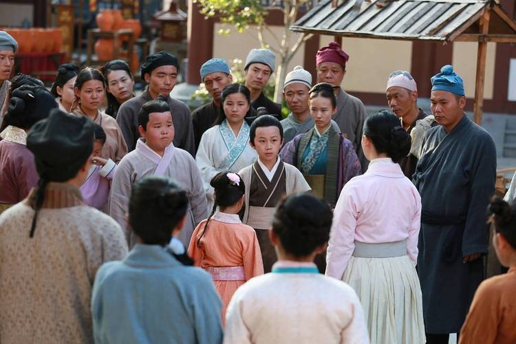 AI冲击下横店群演:美女泛滥,懒汉何去何从?