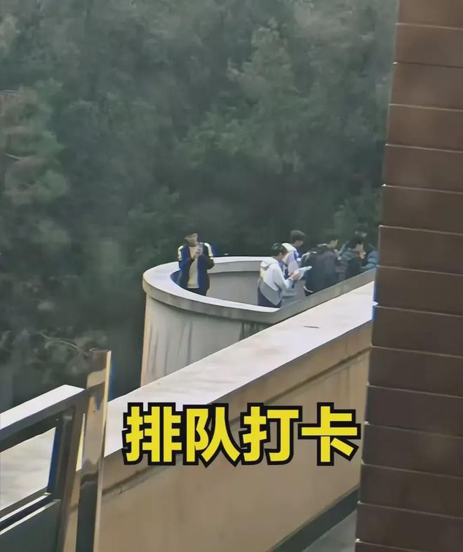 兰州交大情侣楼梯亲密行为成焦点，不雅画面引热议