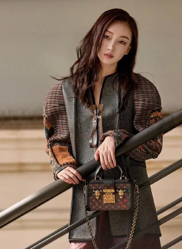 周冬雨韩国亮相:纯欲连衣裙引发网友赞叹