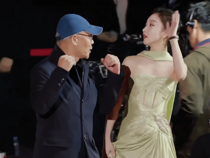 周冬雨韩国亮相:纯欲连衣裙引发网友赞叹