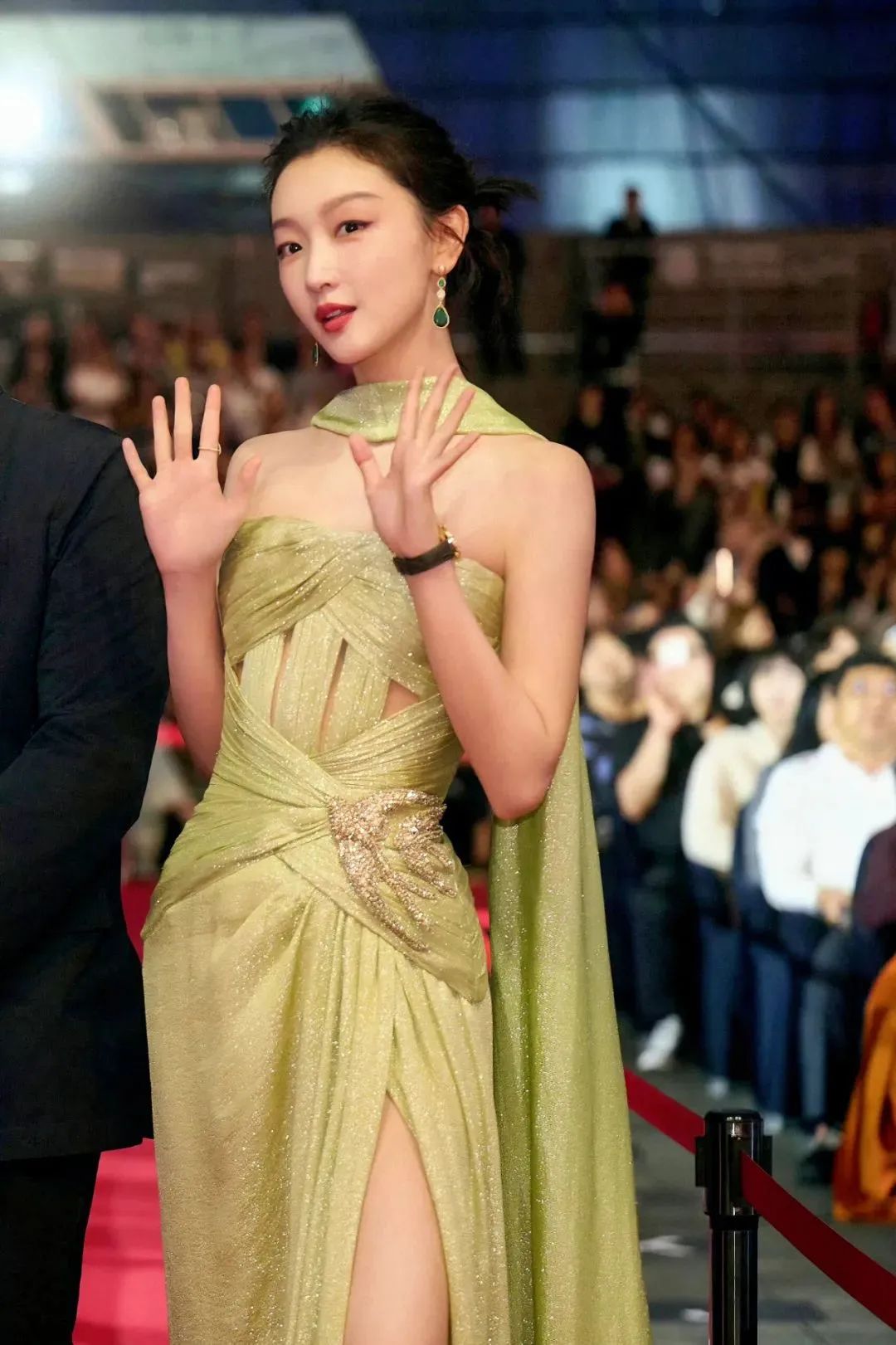 周冬雨韩国亮相:纯欲连衣裙引发网友赞叹