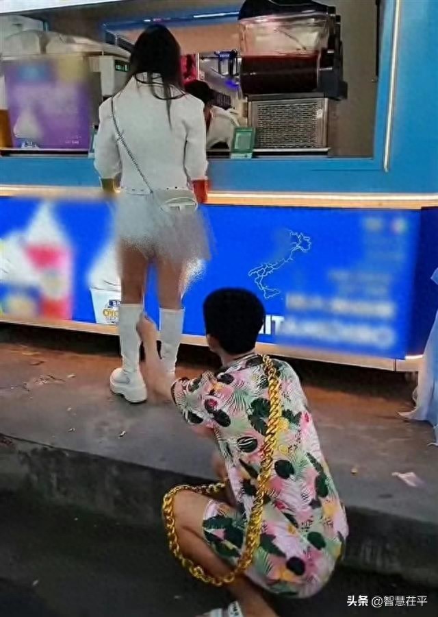 网红直播乱象频发，竹签捅女游客臀部吸粉手段令人咋舌