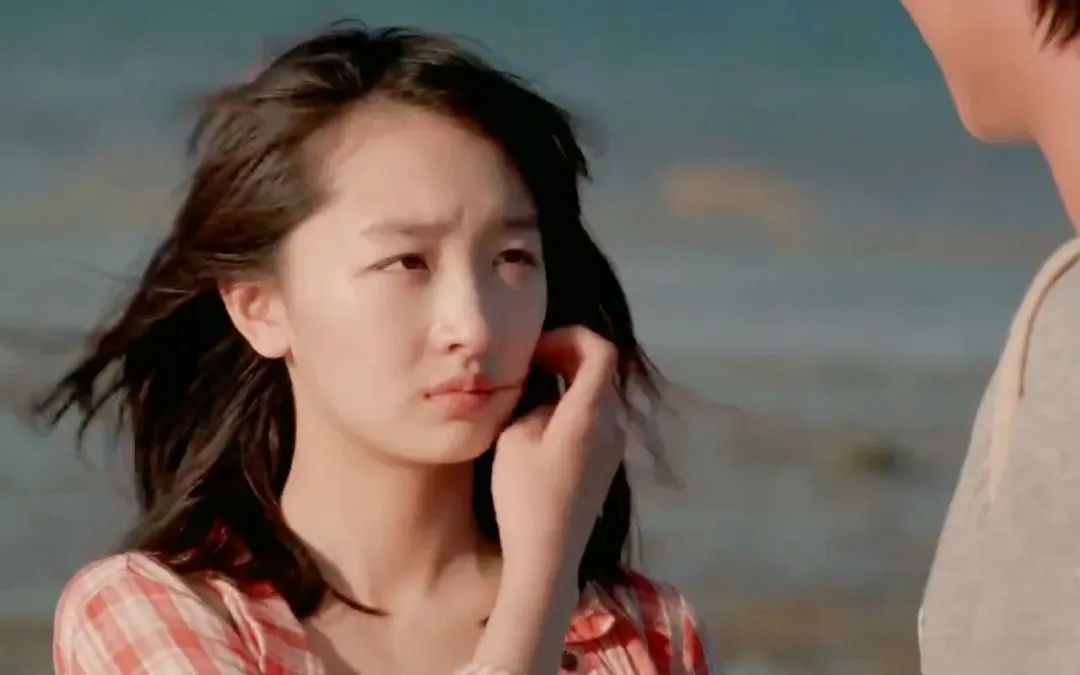 周冬雨韩国亮相:纯欲连衣裙引发网友赞叹