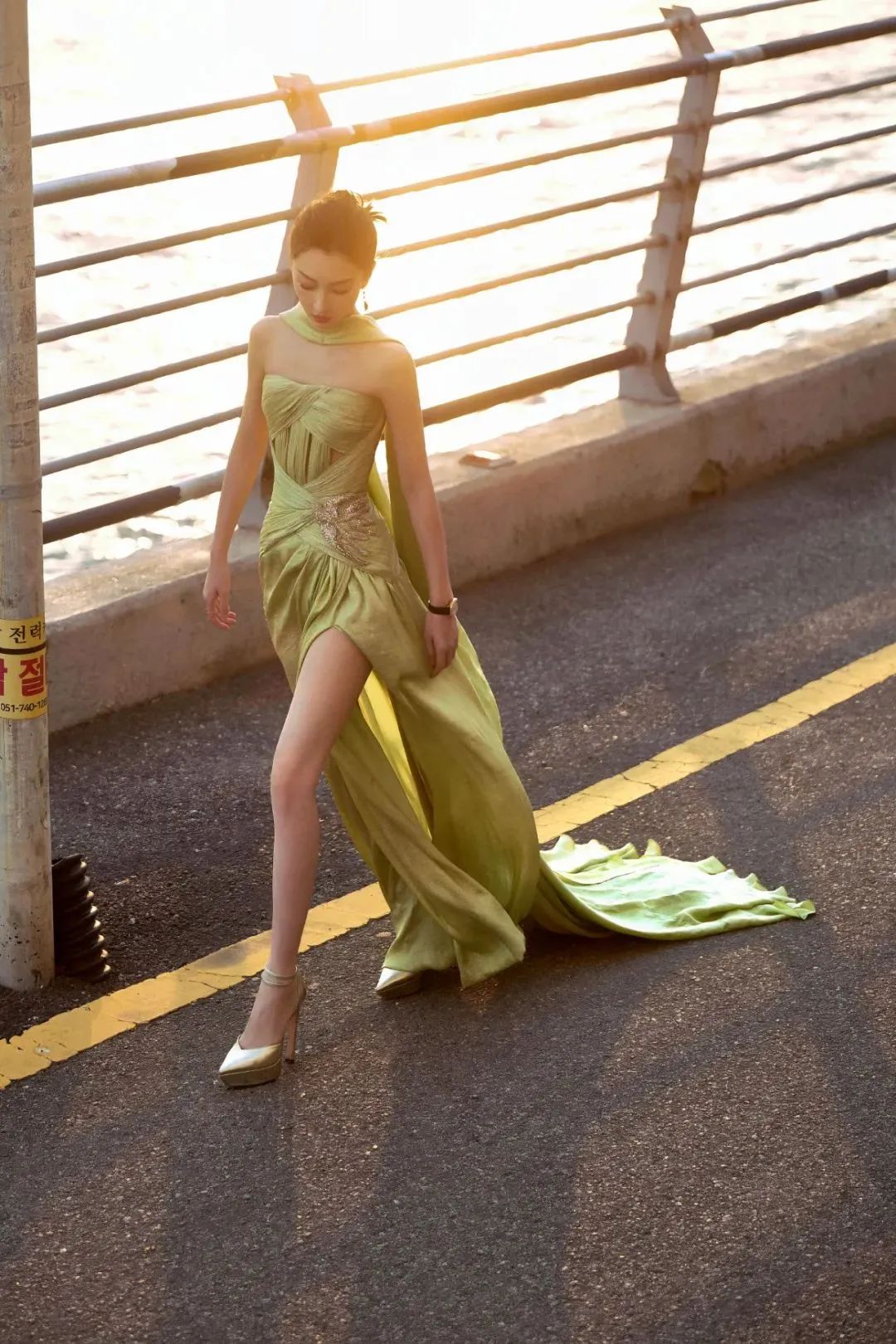 周冬雨韩国亮相:纯欲连衣裙引发网友赞叹