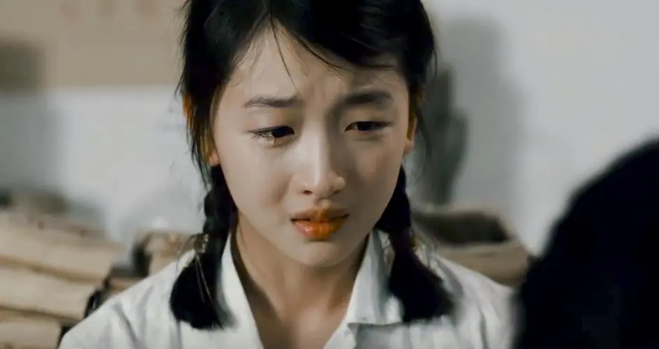 周冬雨韩国亮相:纯欲连衣裙引发网友赞叹